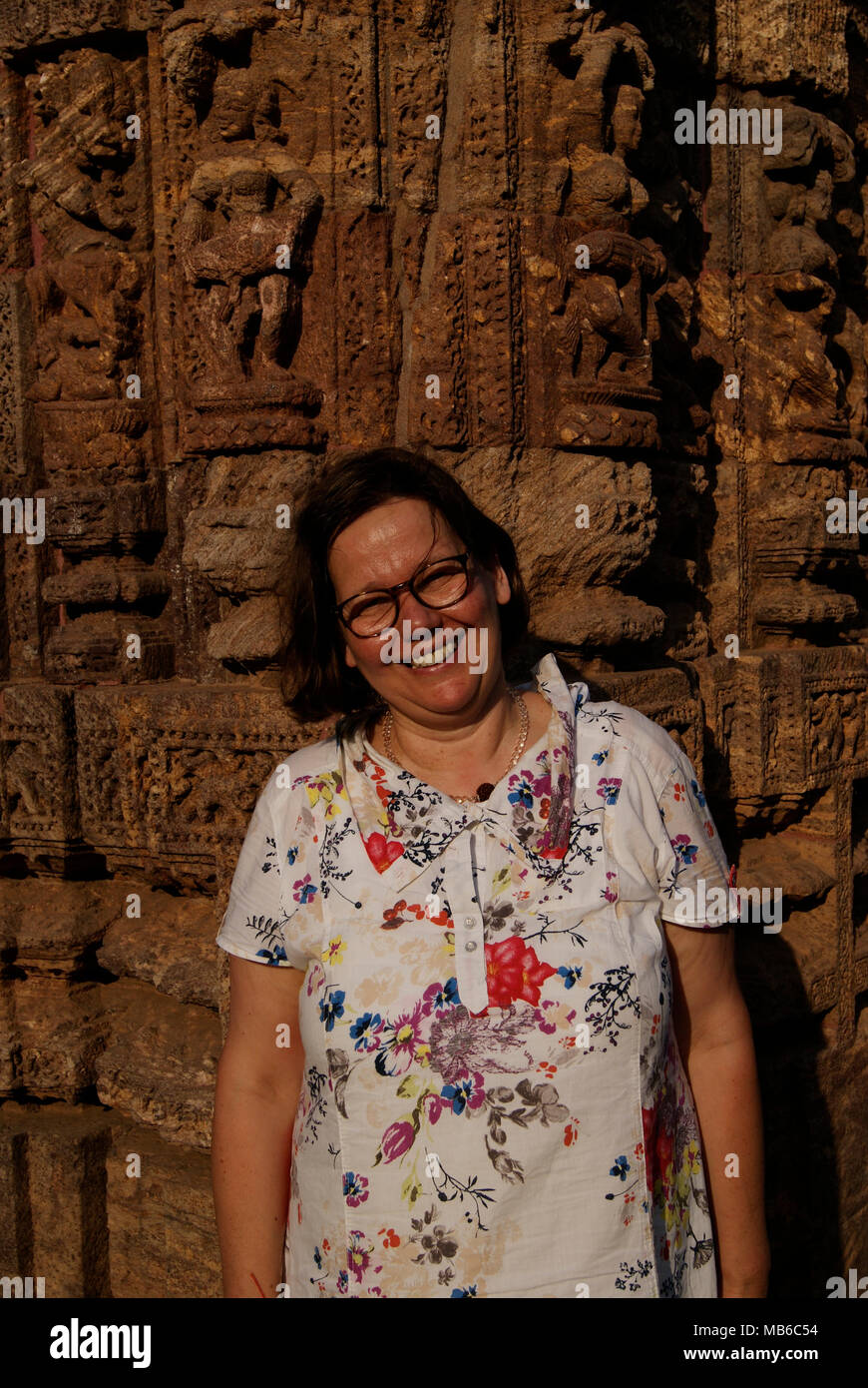 Donne turistica felice visualizzazione verticale e visitare il famoso tempio di Konark di Odisha India India incredibile del turismo indiano Foto Stock