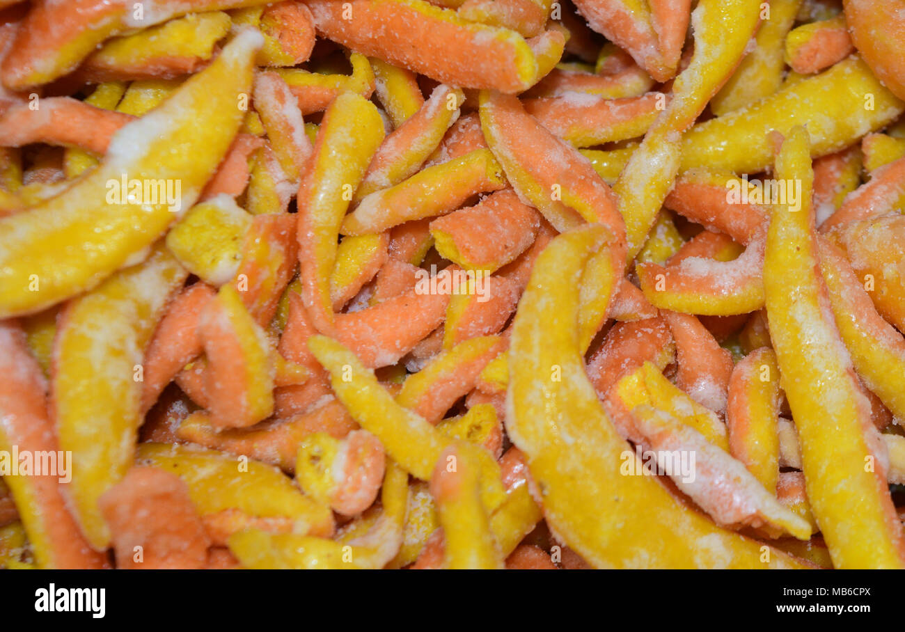Foto ravvicinata di seva dolce colorata o madura seva , dolce indiano fritto in profondità fatto di farina di ceci india Asia Foto Stock