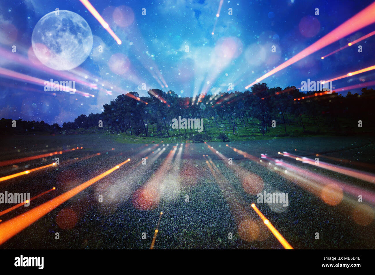 Surreale il concetto di fantasia - la luna piena con stelle brillano nel firmamento sullo sfondo Foto Stock