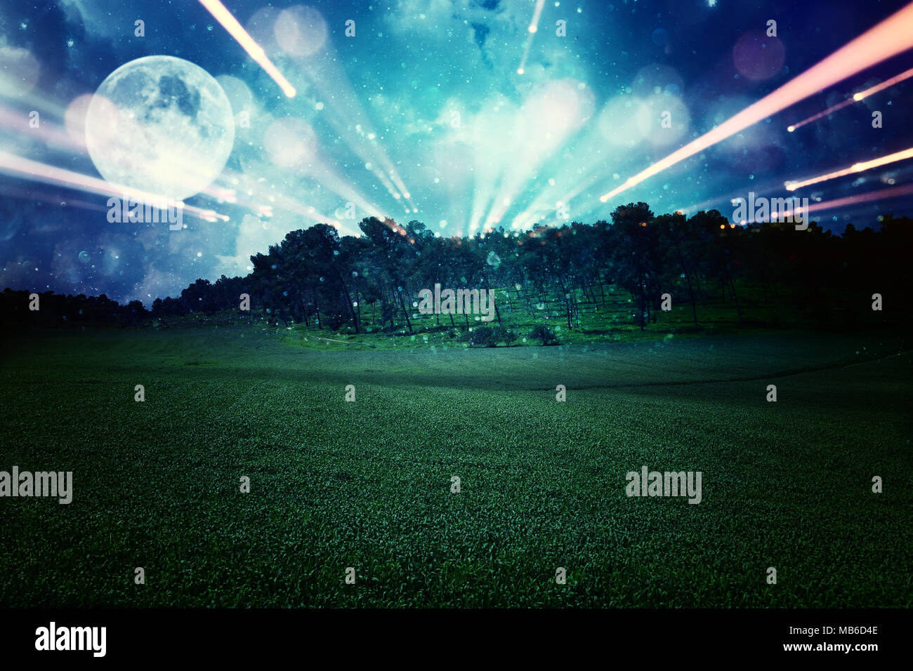 Surreale il concetto di fantasia - la luna piena con stelle brillano nel firmamento sullo sfondo Foto Stock