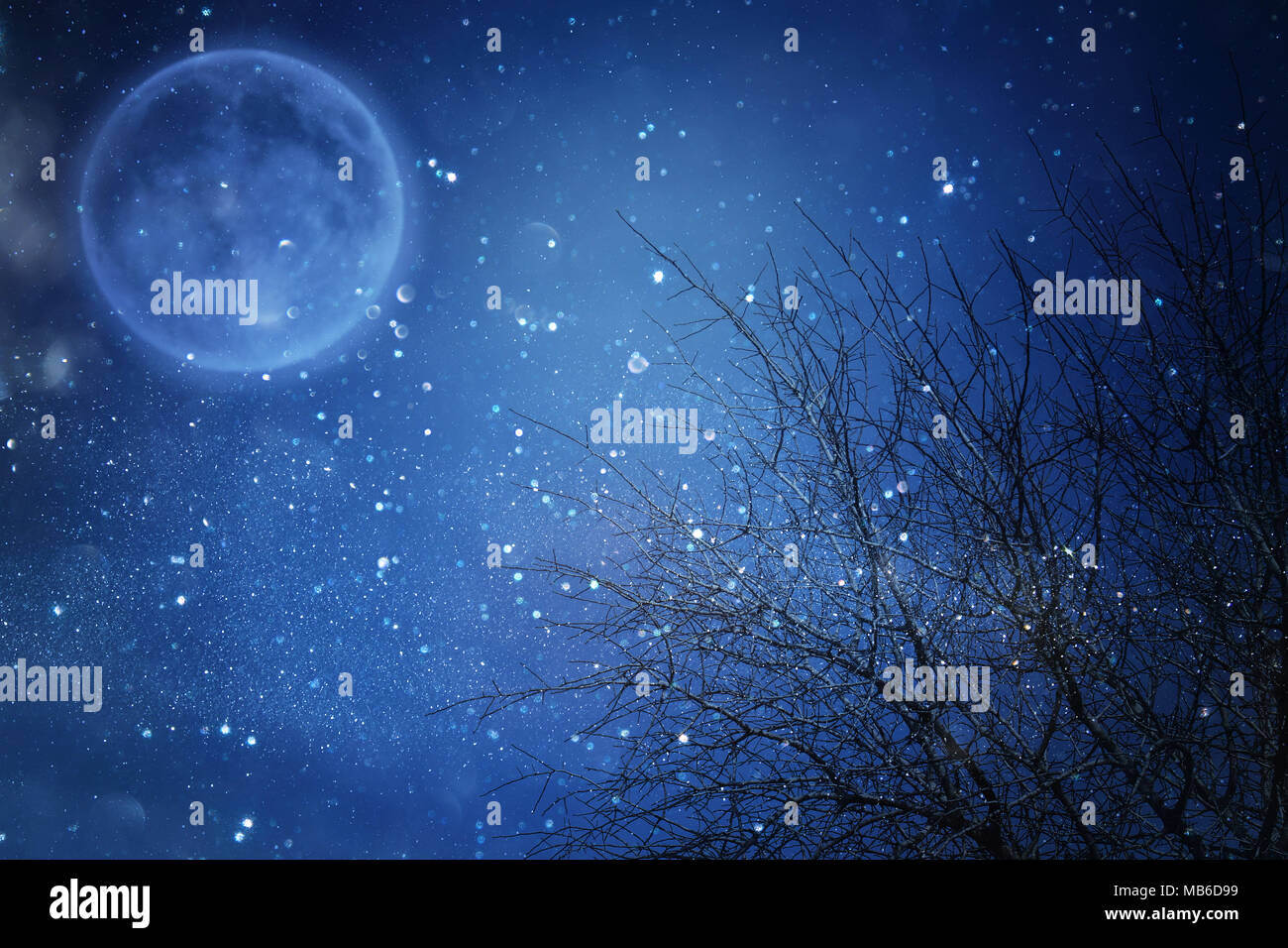 Surreale il concetto di fantasia - la luna piena con stelle brillano nel firmamento sullo sfondo Foto Stock