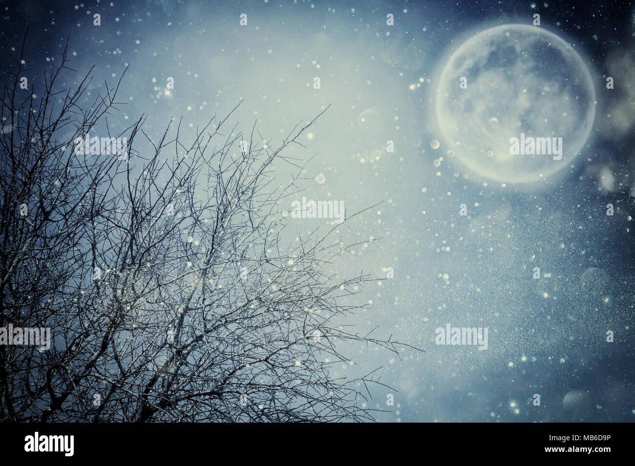 Surreale il concetto di fantasia - la luna piena con stelle brillano nel firmamento sullo sfondo Foto Stock