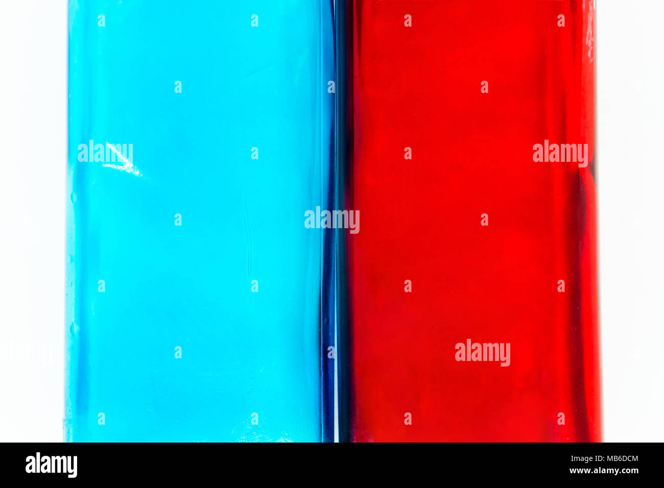 Blu e vetro rosso su sfondo bianco superficie. Vetro un po' bagnato e sporco Foto Stock