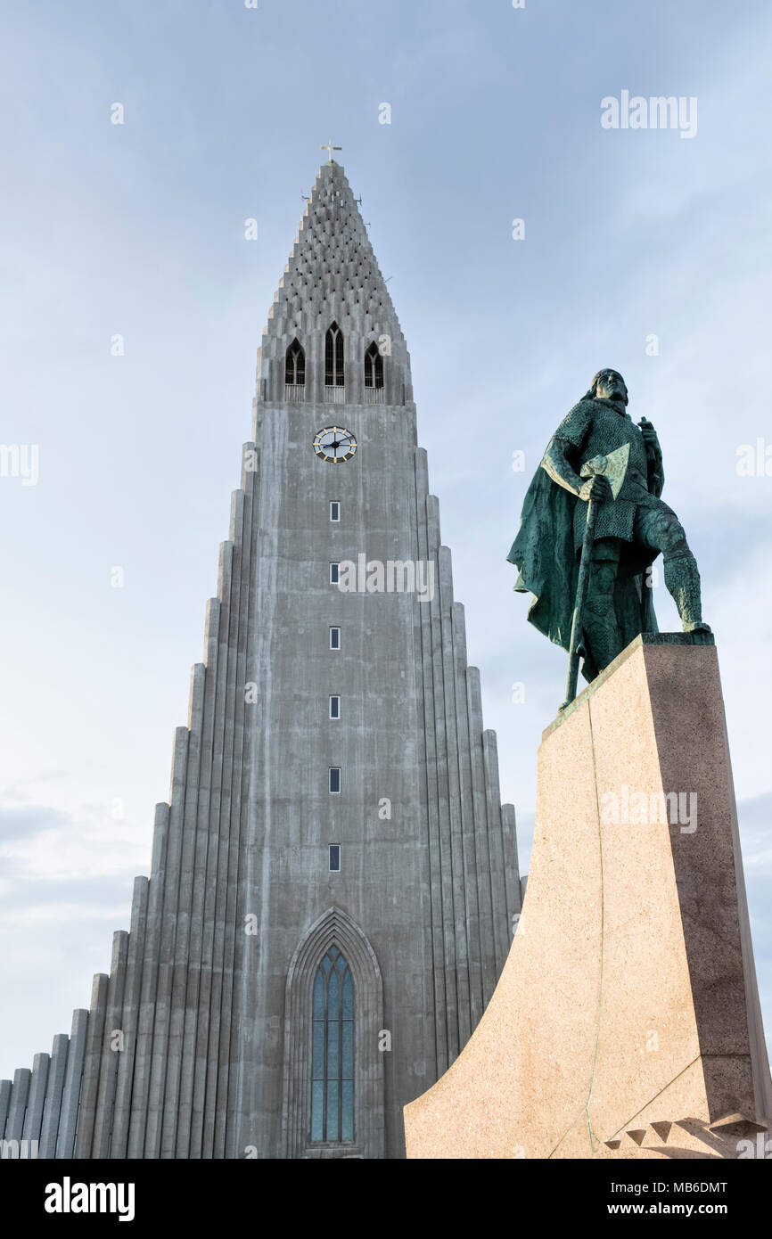 Reykjavik, Islanda. La chiesa di Hallgrímskirkja è la città più famoso punto di riferimento.al di fuori di essa è una statua di Leif Erikson, scopritore del Nord America Foto Stock