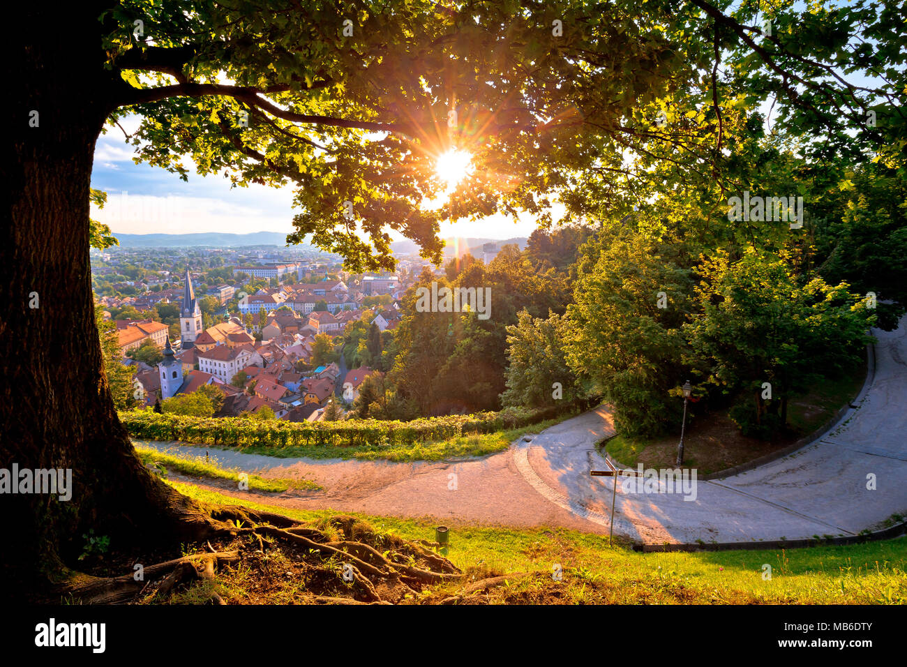 Antenna di Lubiana tetti vista al tramonto rosso, capitale della Slovenia Foto Stock