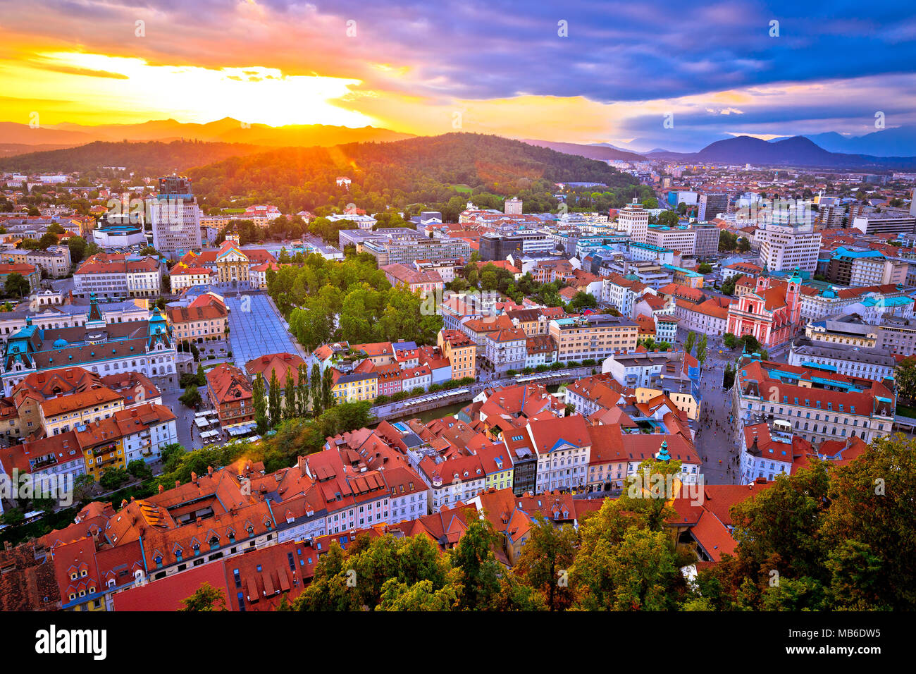 Tramonto al di sopra di Ljubljana vista aerea, capitale della Slovenia Foto Stock