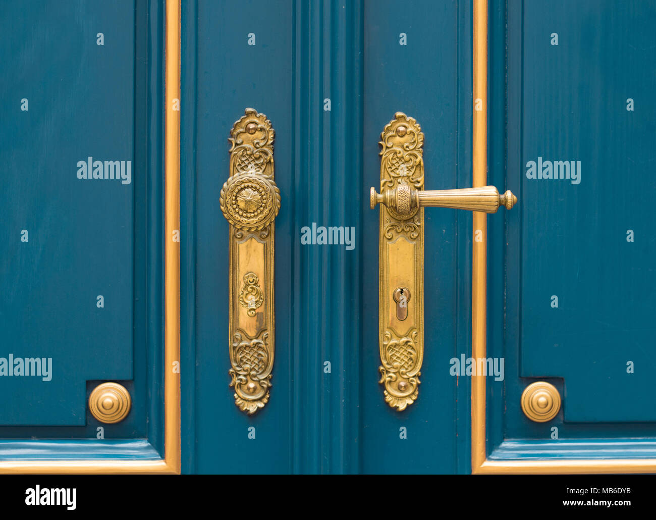Antiquariato oro ornata maniglia della porta Foto Stock