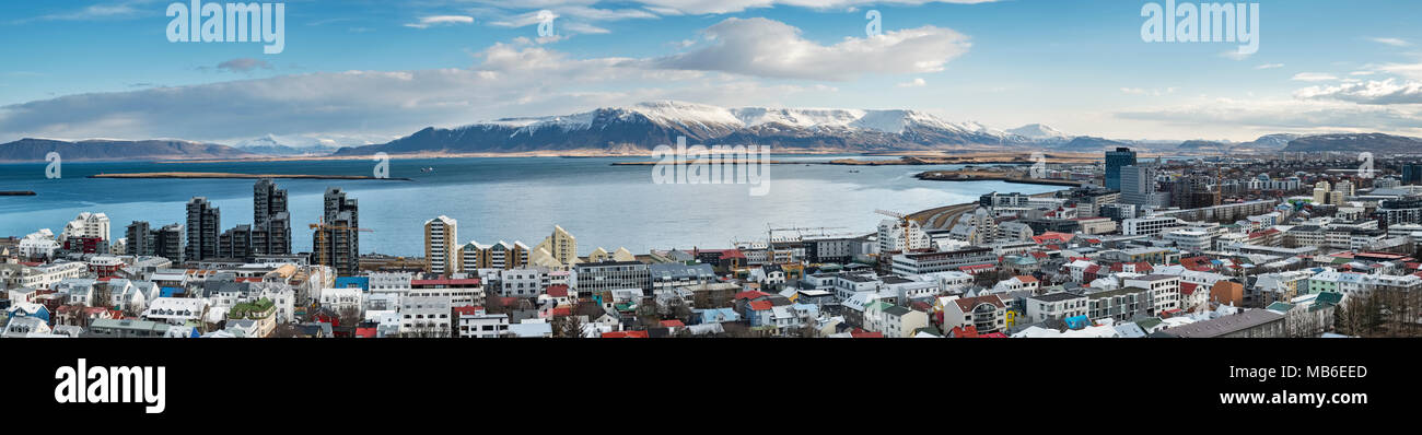 Reykjavik, Islanda. Vista panoramica a nord-est dalla torre della chiesa Hallgrimskirkja, guardando sopra la città di colline sopra la baia di Hofsvik Foto Stock