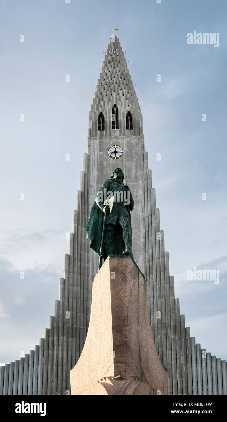 Reykjavik, Islanda. La chiesa di Hallgrímskirkja è la città più famoso punto di riferimento.al di fuori di essa è una statua di Leif Erikson, scopritore del Nord America Foto Stock