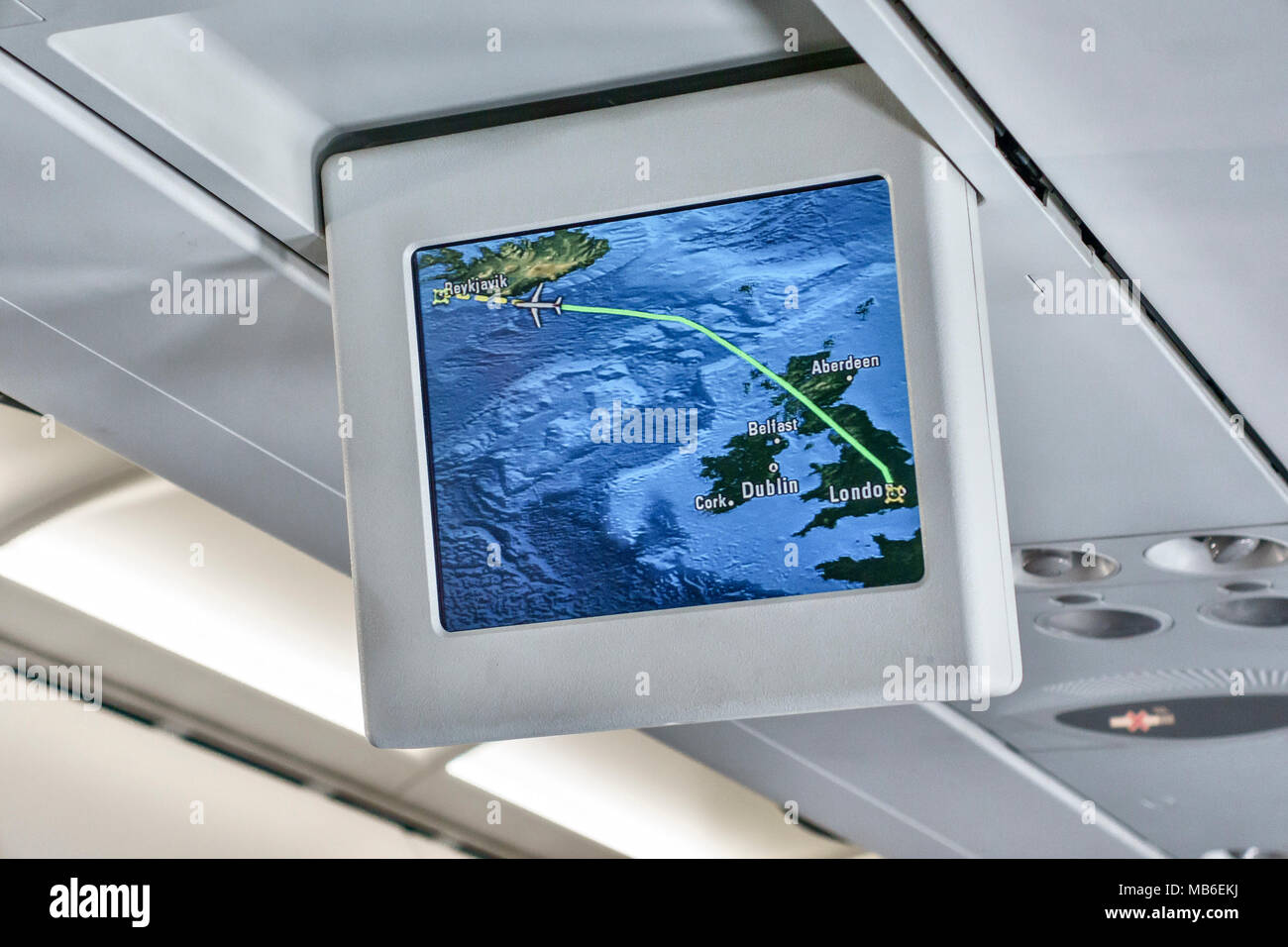 Interno di un British Airways un aeromobile di tipo Airbus A320, che mostra una schermata di monitor di visualizzazione del percorso di volo da Londra a Reykjavik Foto Stock