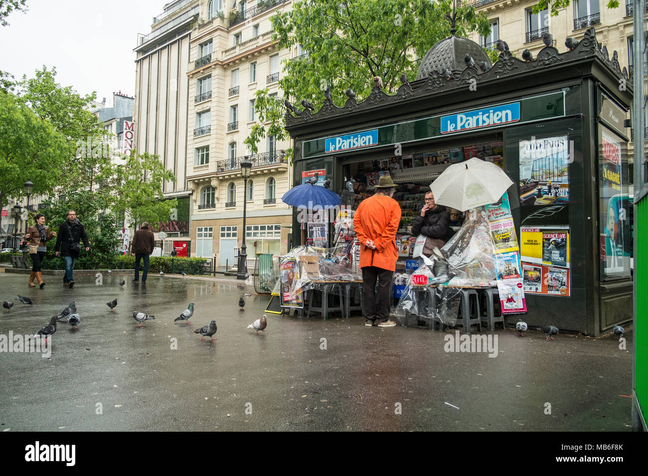 Una passeggiata lungo il Boulevard de Clichy a Parigi, Francia Foto Stock