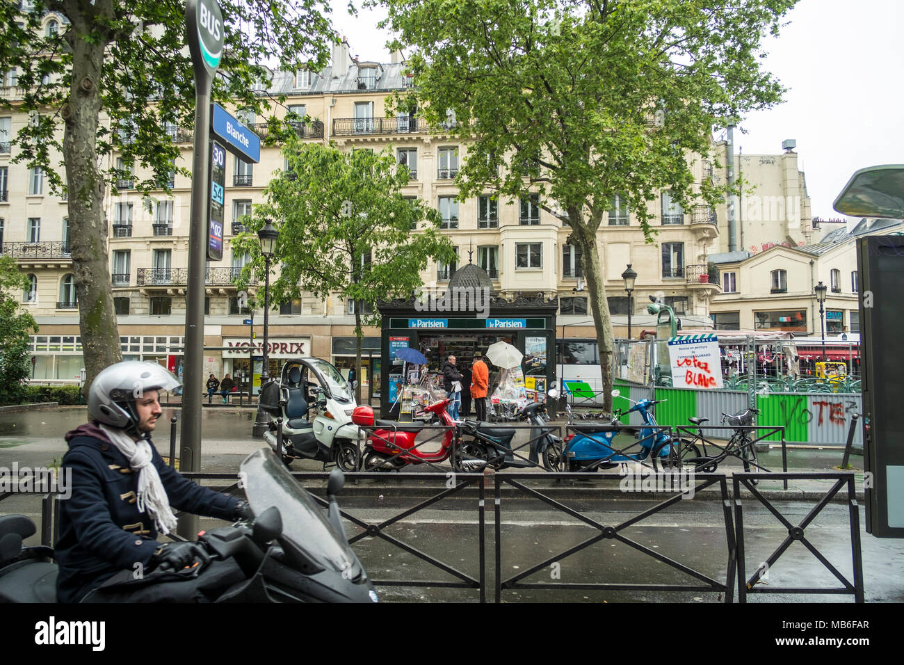 Una passeggiata lungo il Boulevard de Clichy a Parigi, Francia Foto Stock