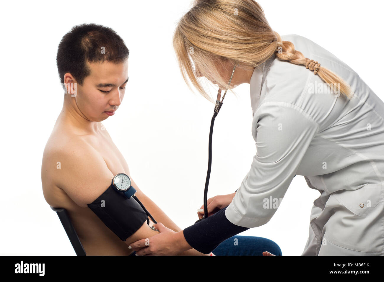 Ragazza medico misura pressione del sangue del paziente di aspetto asiatico (isolato su bianco) Foto Stock