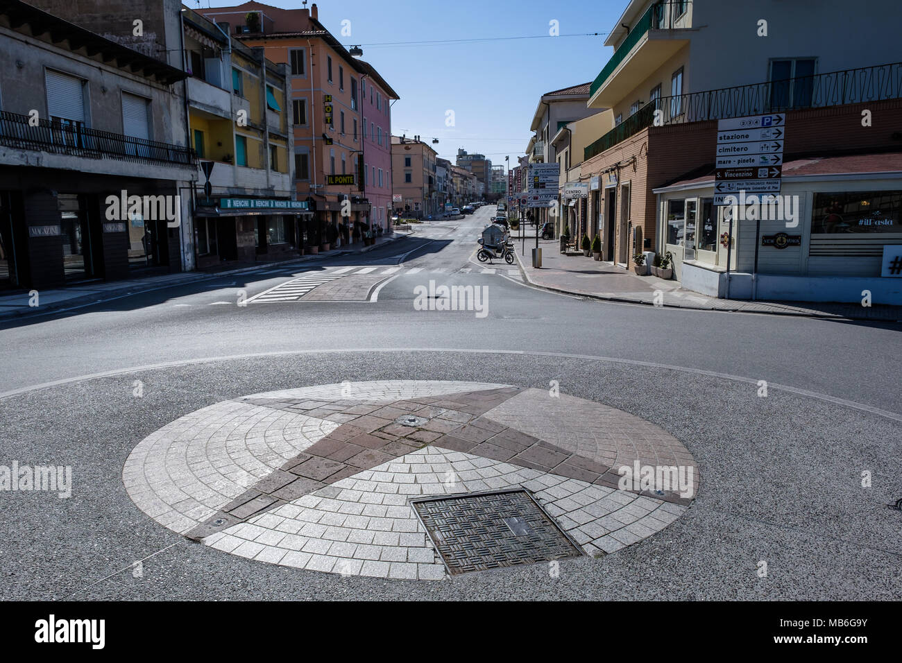 CECINA, Toscana, Italia - 31 Marzo 2018: la nuova rotatoria con la  rappresentazione della rosa dei venti ingresso della città di Cecina lungo  la Via Aure Foto stock - Alamy