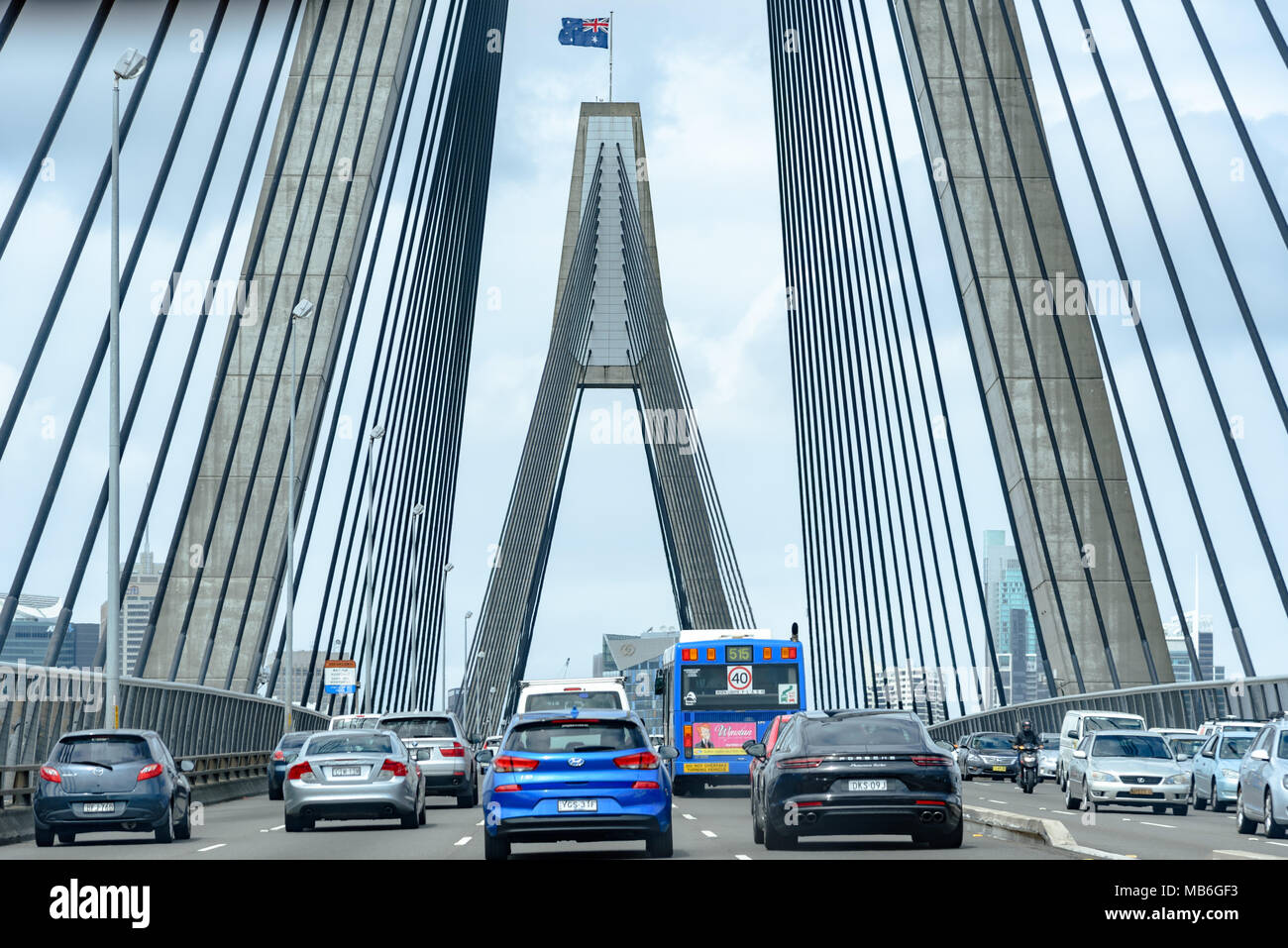 Pomeriggio il traffico che attraversa il ponte di Anzac a Sydney Foto Stock