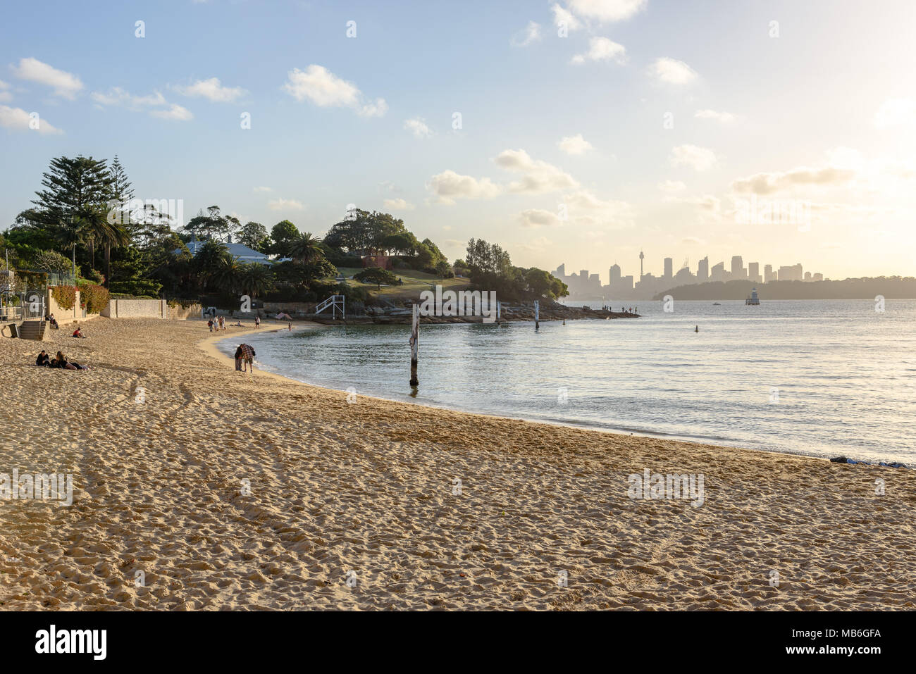 La spiaggia di Camp Cove con la skyline di Sydney in background Foto Stock