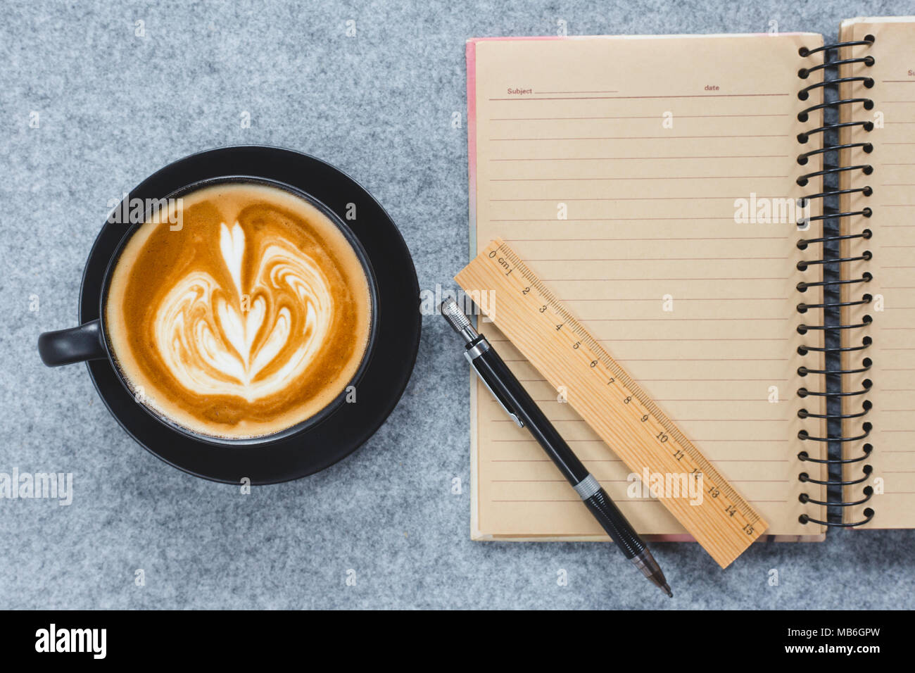 Un quaderno e matita , sovrano ,ruber con tazza di caffè Foto Stock