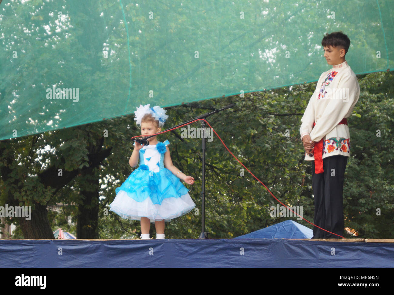 Mstyora,Russia-August 16,2014:piccolo bambino legge poema sulla scena di mike Foto Stock