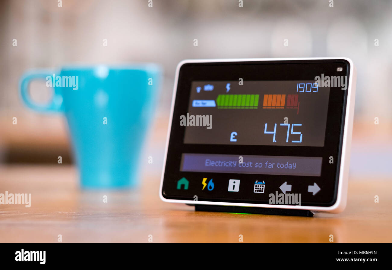 Monitor di energia ( Smart Meter ) nella cucina di una casa del Regno Unito Foto Stock