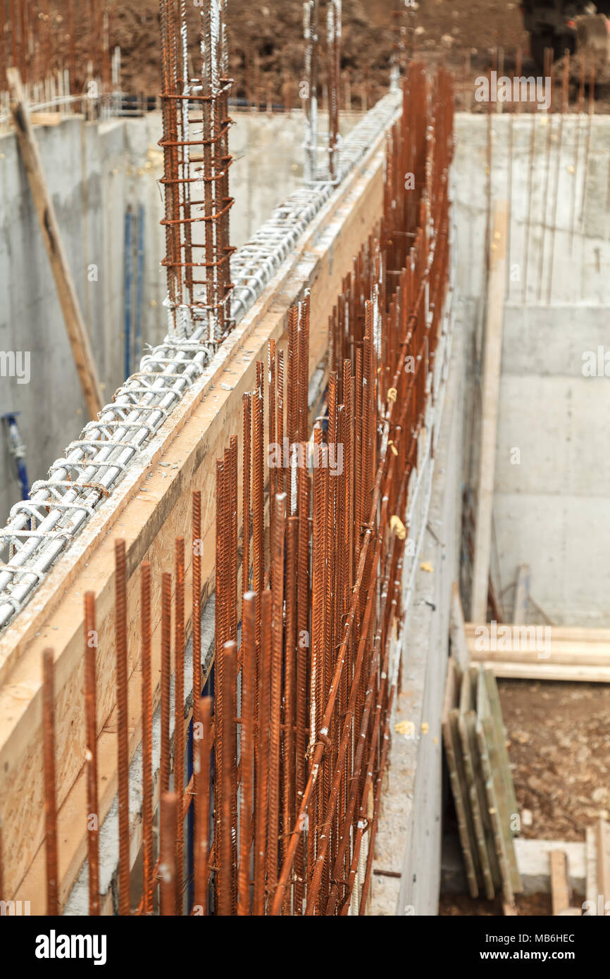 Costruzione di un nuovo edificio, l'installazione di strutture metalliche  nella base della parete Foto stock - Alamy