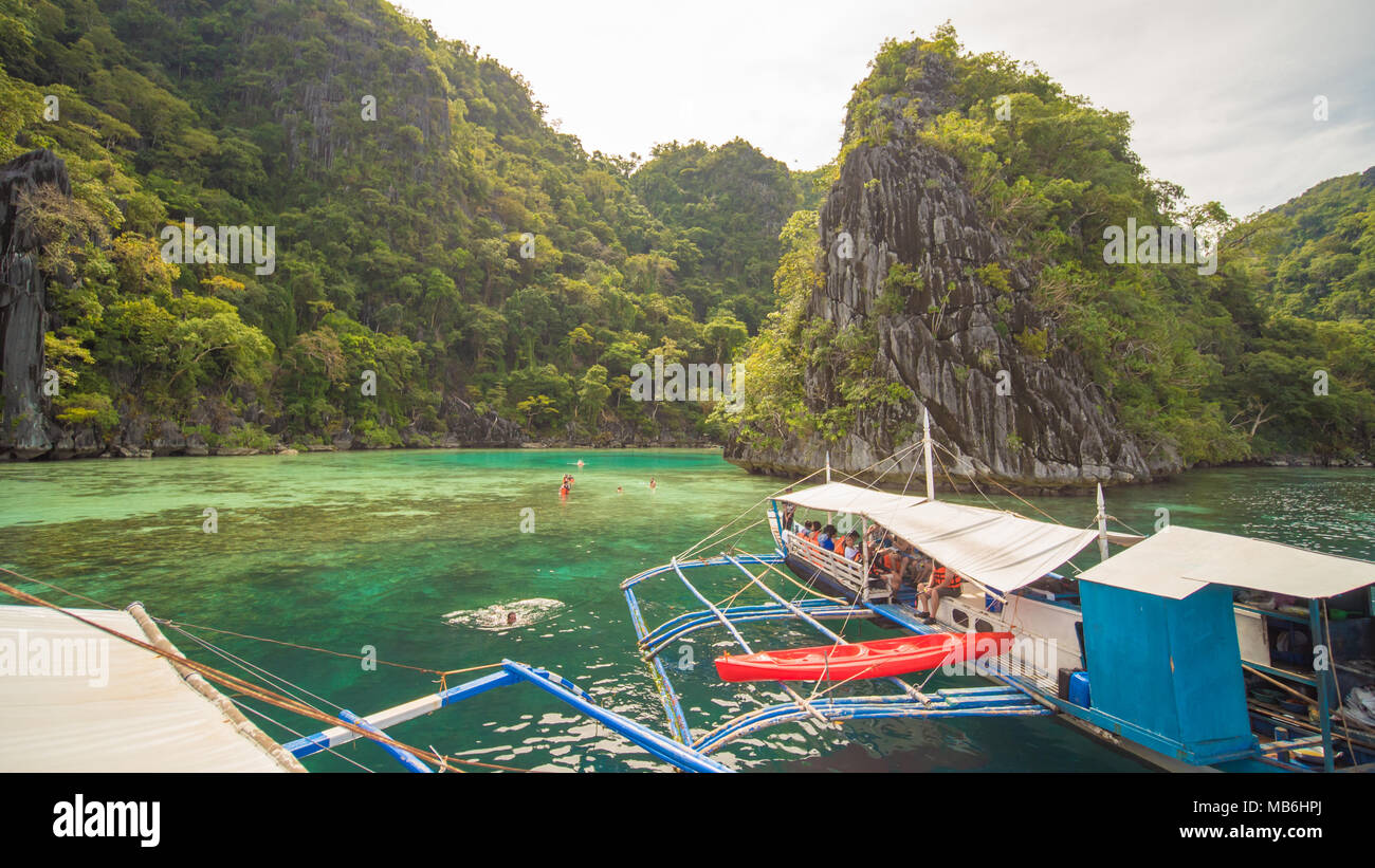 Coron, Filippine - Gennaio 5, 2018: Twin Laguna in Coron, PALAWAN FILIPPINE. Mare e montagna. Barca solitaria. Tour A. Foto Stock