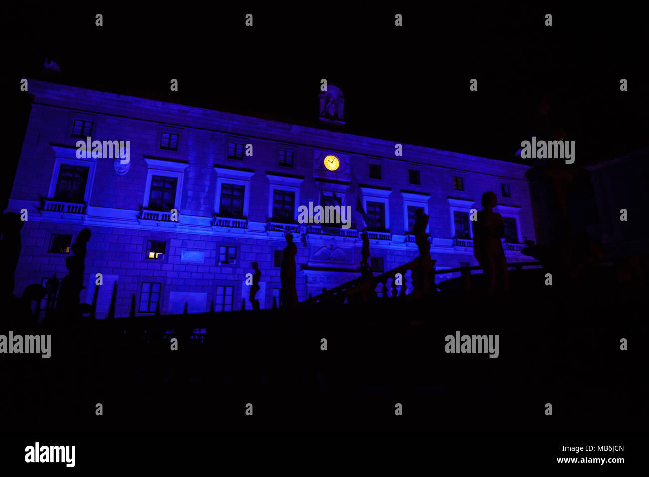 Palazzo Pretorio (sede del Comune di Palermo) è illuminato in blu per contrassegnare il mondo autismo Giornata di sensibilizzazione a Palermo, Italia Foto Stock