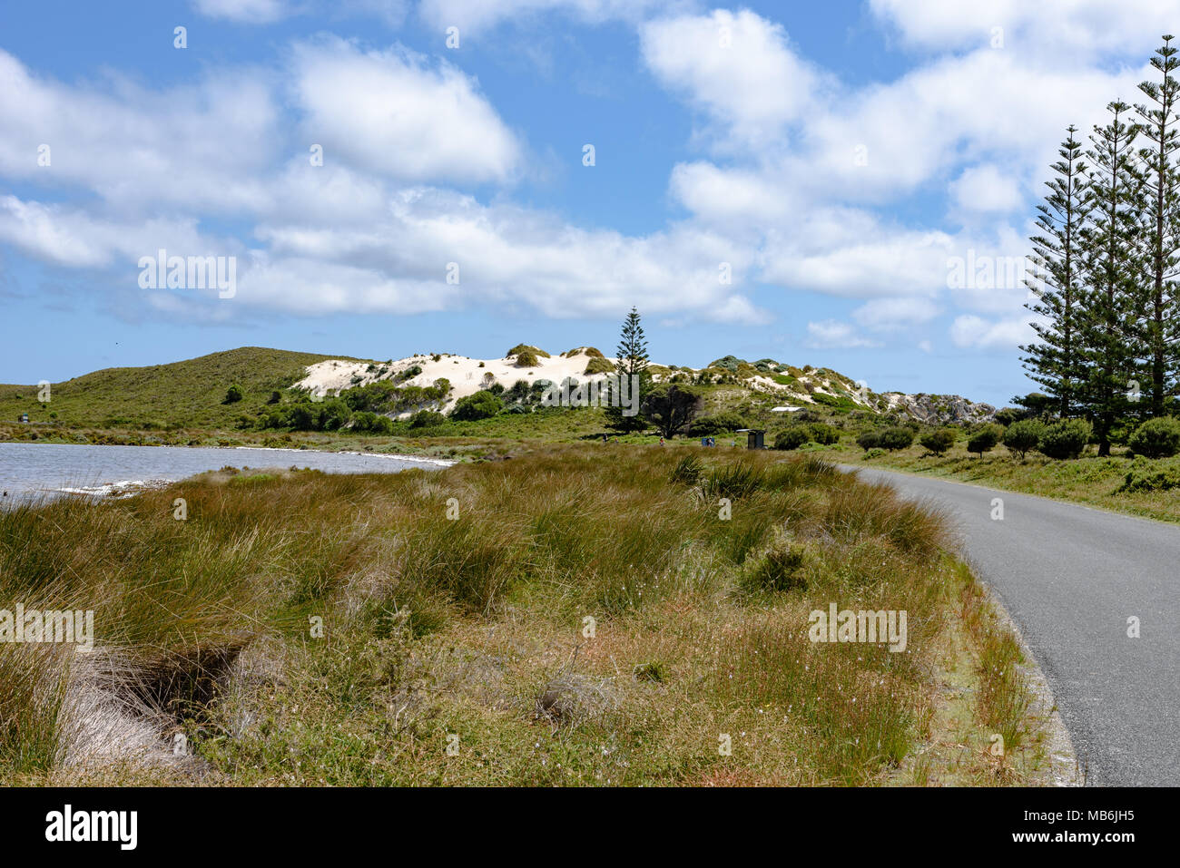 Una strada che va dal Lago di Vincent e una duna di sabbia sull'Isola di Rottnest in Australia Occidentale Foto Stock