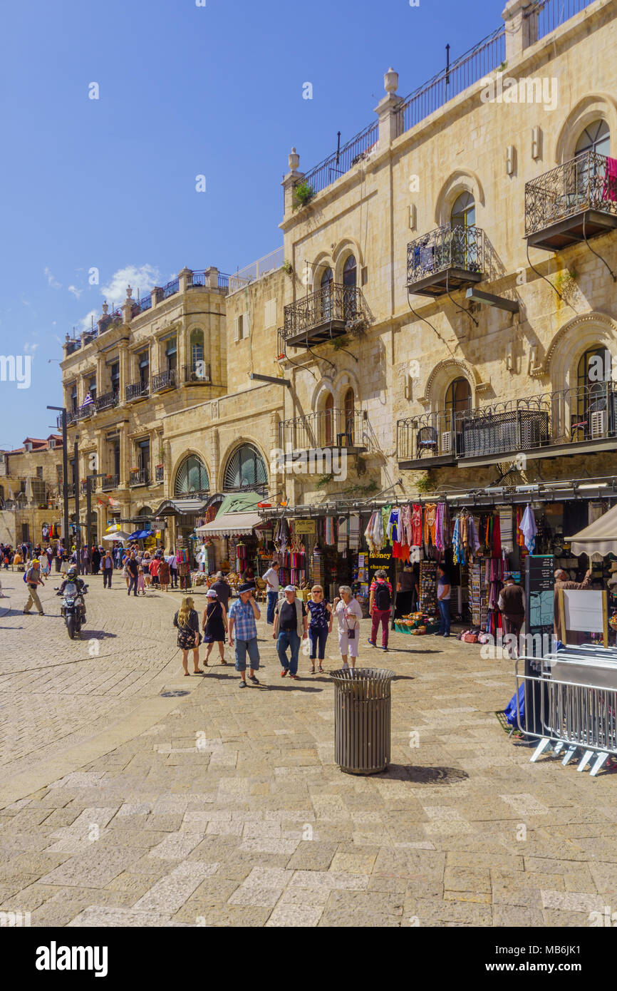 Gerusalemme, Israele - Aprile 6, 2018: Scena di Omar Ben el-Hatab street, vicino alla Porta di Jaffa, con la gente del posto e gli ospiti. La città vecchia di Gerusalemme, Israele Foto Stock