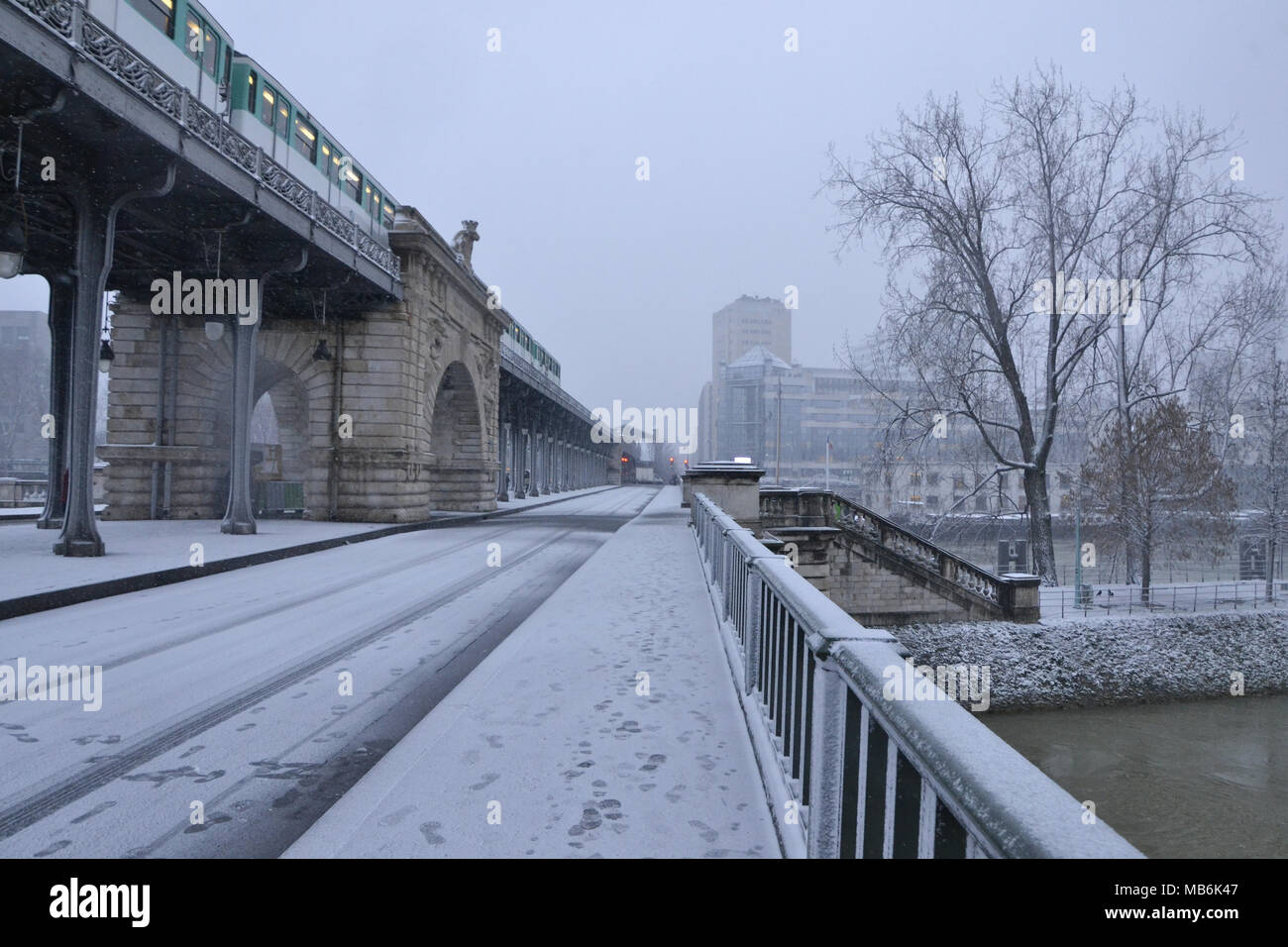 Parigi sotto la neve, un momento eccezionale in città; nessuno è sulla strada. Foto Stock