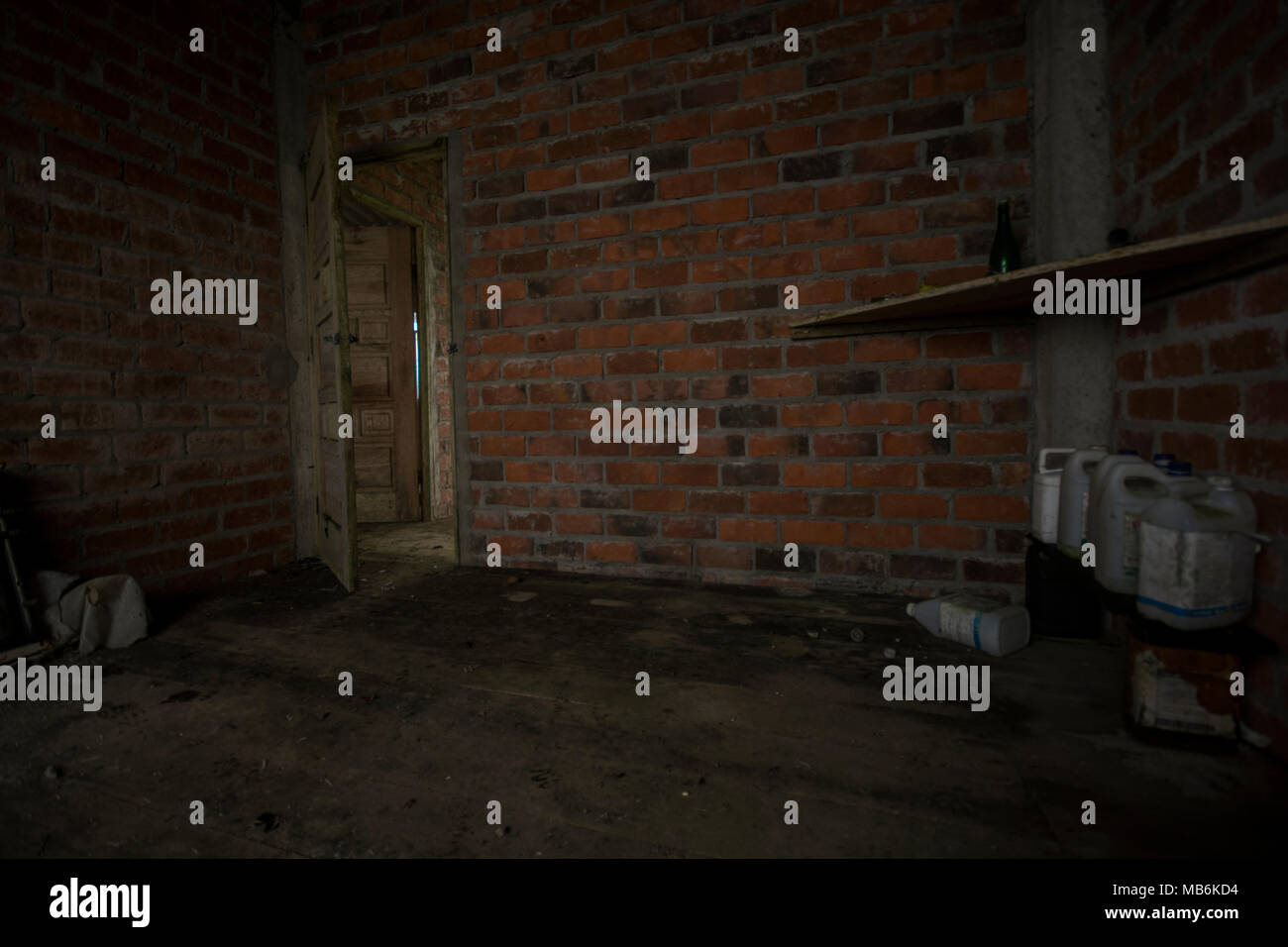 Un casale abbandonato in Ecuador, gli occupanti hanno a lungo in quanto spostata fuori e si sta lì interamente disabitata essendo lentamente recuperato dalla natura. Foto Stock