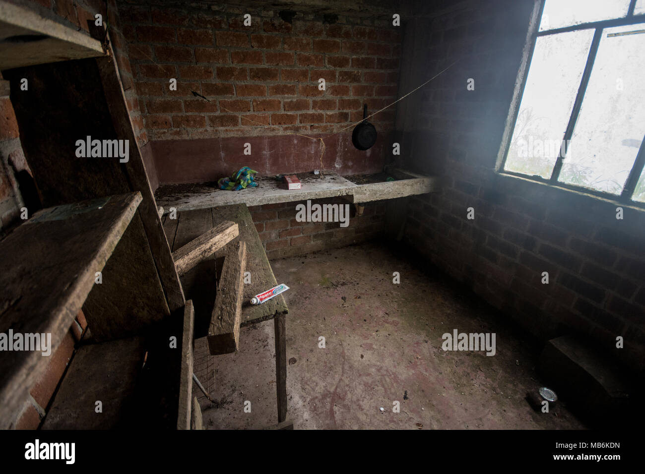 Un casale abbandonato in Ecuador, gli occupanti hanno a lungo in quanto spostata fuori e si sta lì interamente disabitata essendo lentamente recuperato dalla natura. Foto Stock