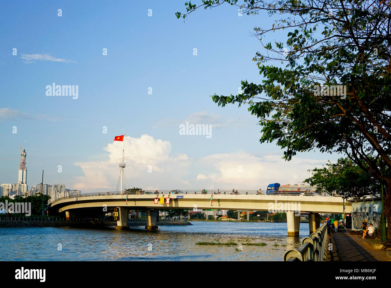 Il ponte Khanh Hoi che collega Nguyen Tat Thanh Street e Ton Duc Thang Street sul ben Nghe e Saigon River, ho Chi Minh City, Vietnam. Foto Stock