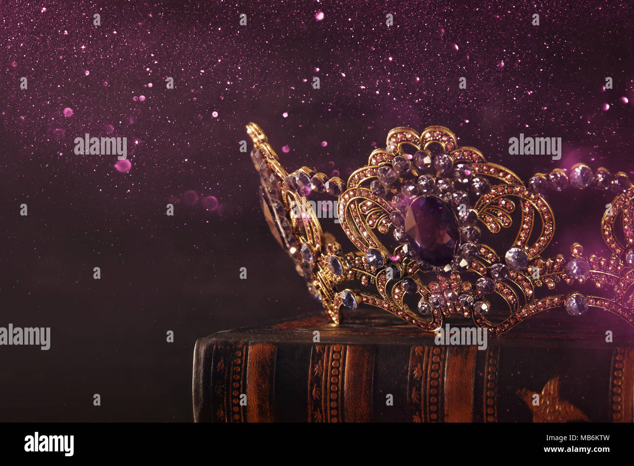 Tasto basso immagine di splendida queen/king crown su un tavolo di legno. vintage filtrato. fantasy periodo medievale Foto Stock