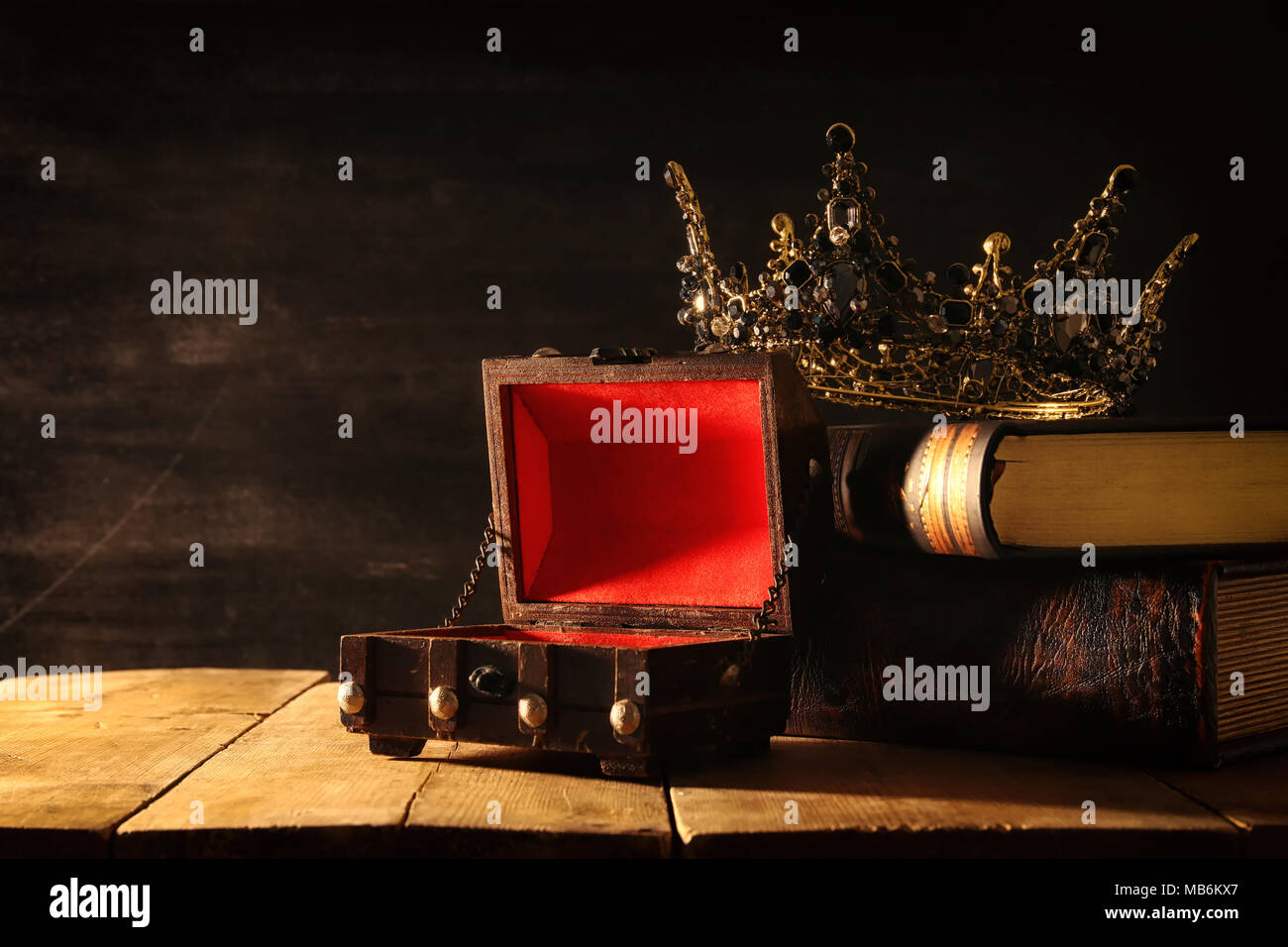 Tasto basso immagine di splendida queen/king corona. fantasy periodo medievale. Messa a fuoco selettiva Foto Stock