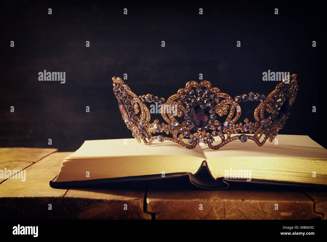 Tasto basso immagine di splendida queen/king crown su un tavolo di legno. vintage filtrato. fantasy periodo medievale Foto Stock