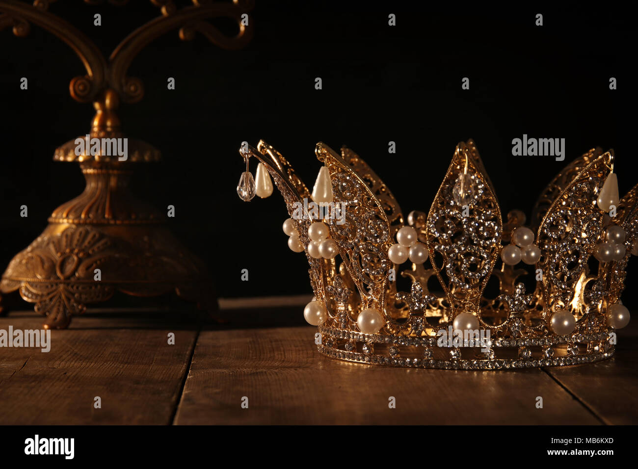 Tasto basso immagine di splendida queen/king corona. fantasy periodo medievale. Messa a fuoco selettiva Foto Stock