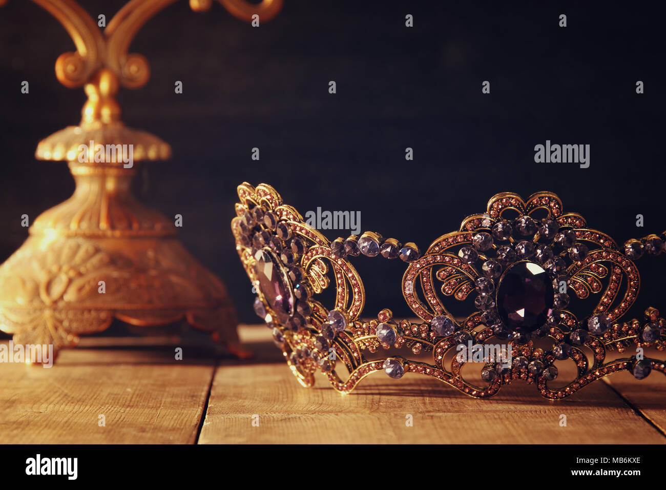 Tasto basso immagine di splendida queen/king corona. fantasy periodo medievale. Messa a fuoco selettiva Foto Stock