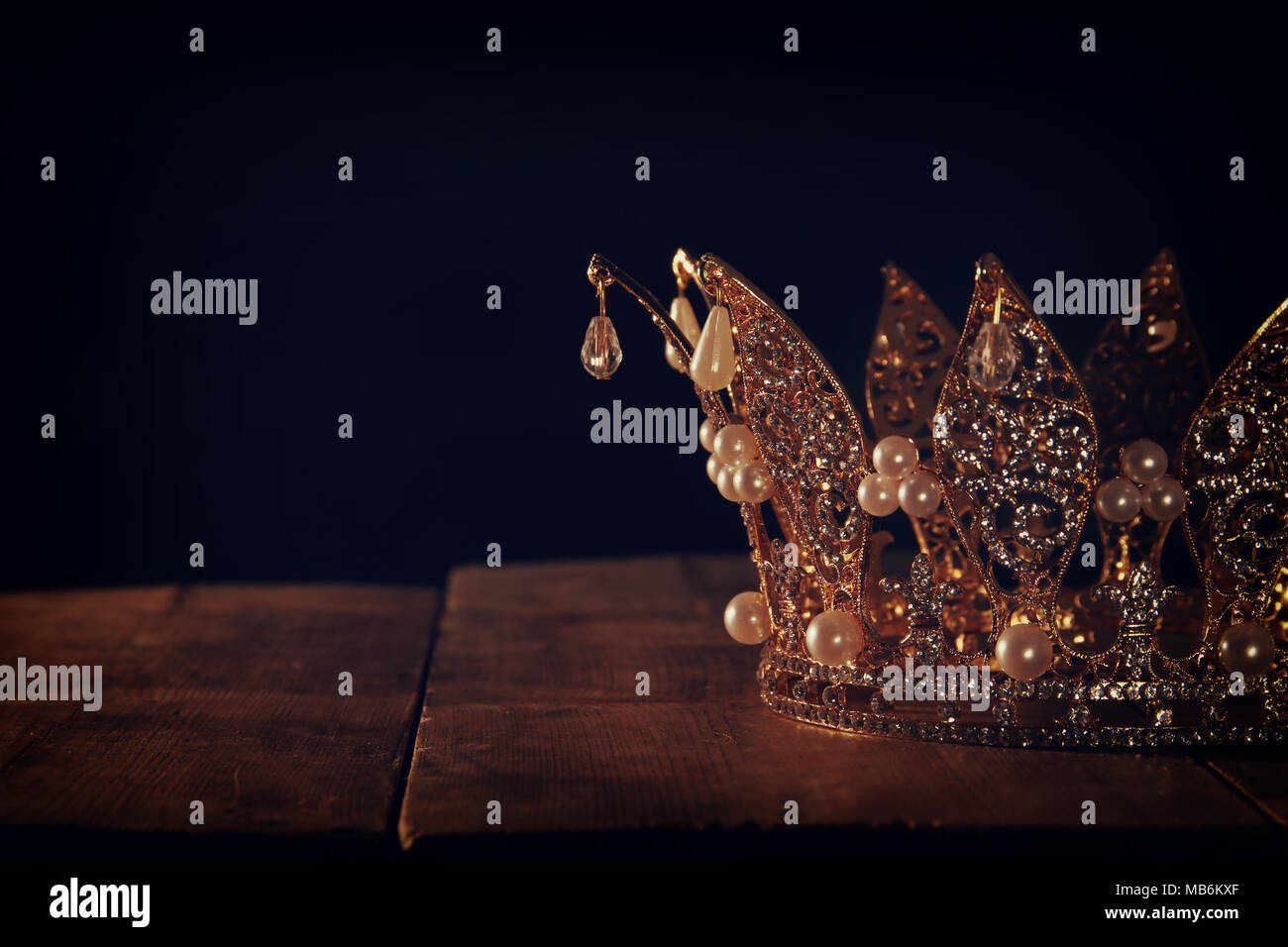 Tasto basso immagine di splendida queen/king corona. fantasy periodo medievale. Messa a fuoco selettiva Foto Stock