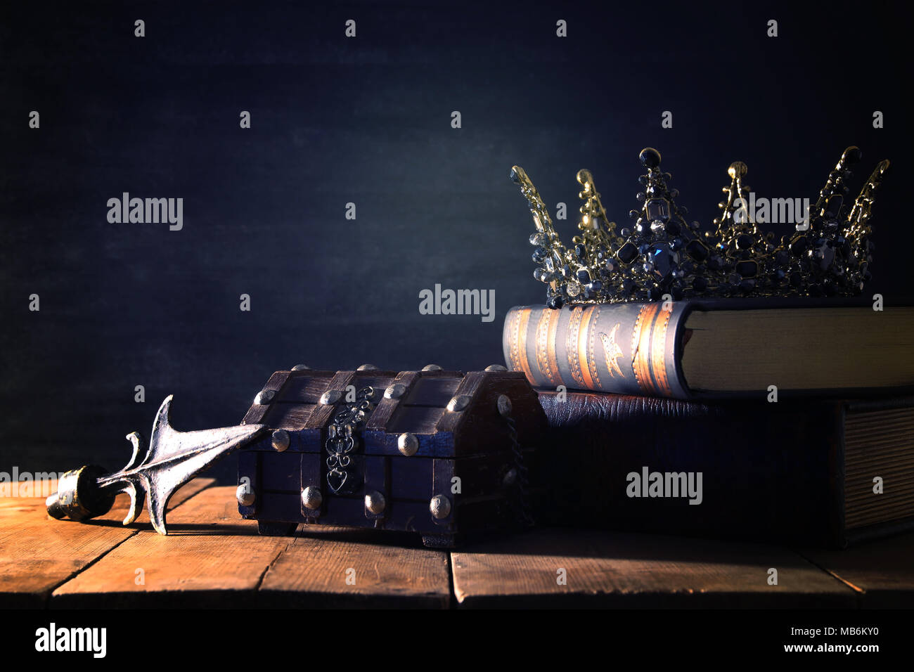 Tasto basso immagine di splendida queen/king corona. fantasy periodo medievale. Messa a fuoco selettiva Foto Stock