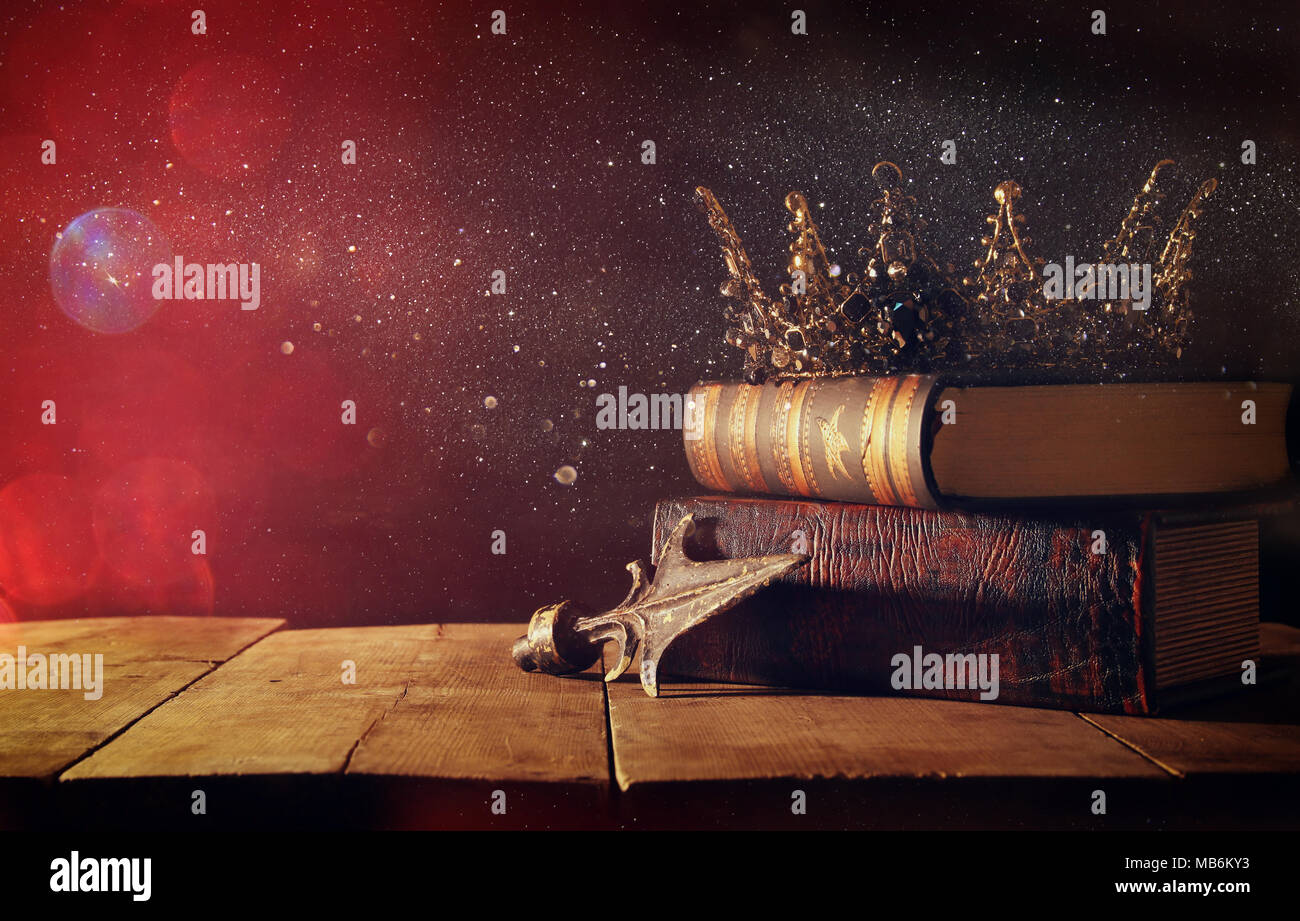 Tasto basso immagine di splendida queen/king corona. fantasy periodo medievale. Messa a fuoco selettiva Foto Stock