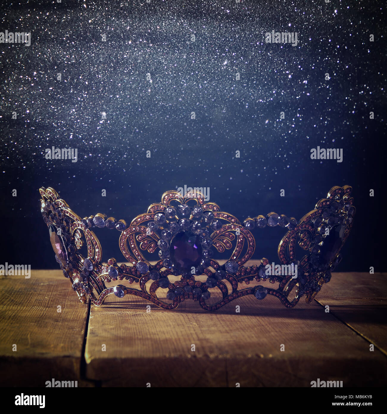 Tasto basso immagine di splendida queen/king corona. fantasy periodo medievale. Messa a fuoco selettiva Foto Stock