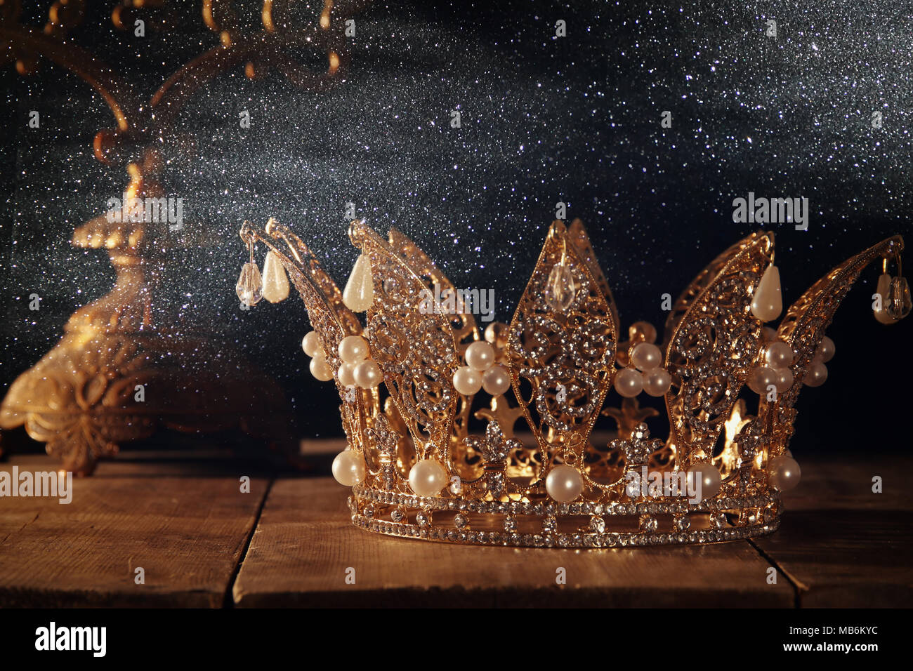 Tasto basso immagine di splendida queen/king corona. fantasy periodo medievale. Messa a fuoco selettiva Foto Stock