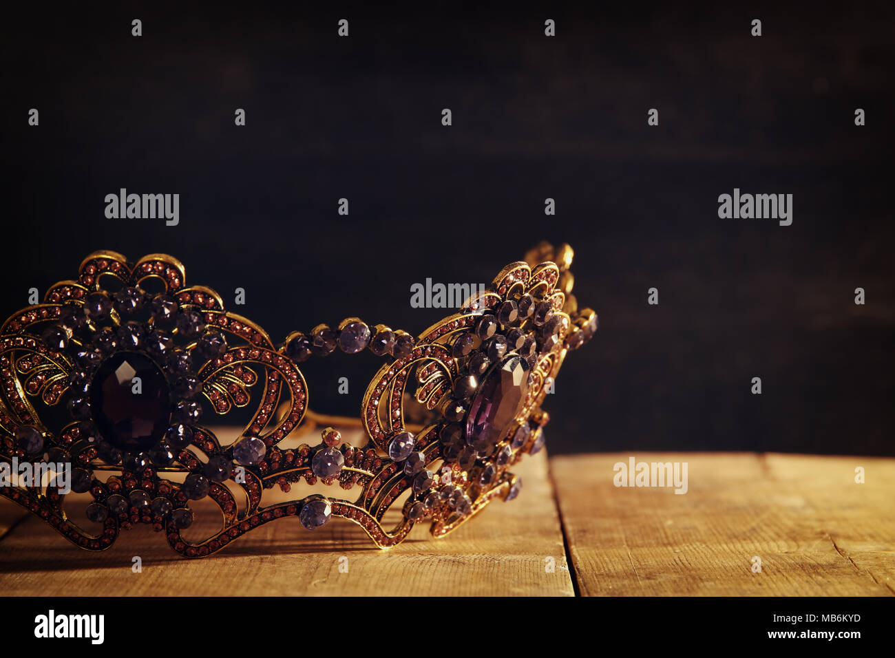 Tasto basso immagine di splendida queen/king corona. fantasy periodo medievale. Messa a fuoco selettiva Foto Stock