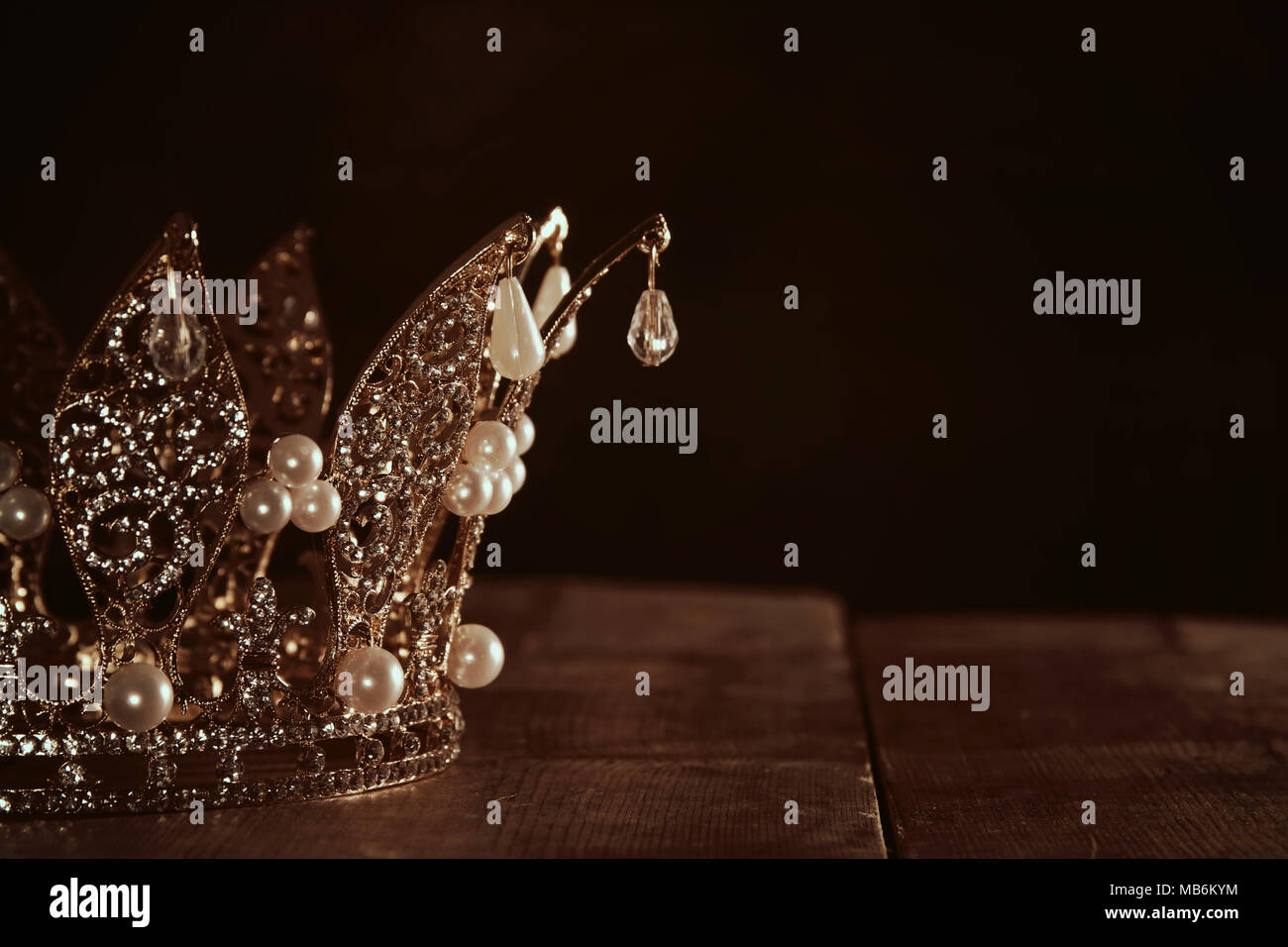 Tasto basso immagine di splendida queen/king corona. fantasy periodo medievale. Messa a fuoco selettiva Foto Stock