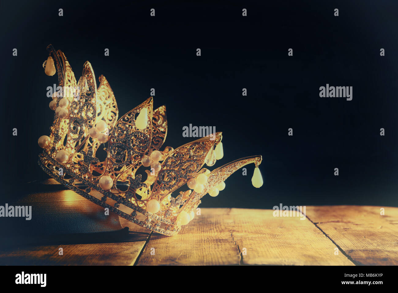 Tasto basso immagine di splendida queen/king crown sul vecchio libro. fantasy periodo medievale. Messa a fuoco selettiva Foto Stock