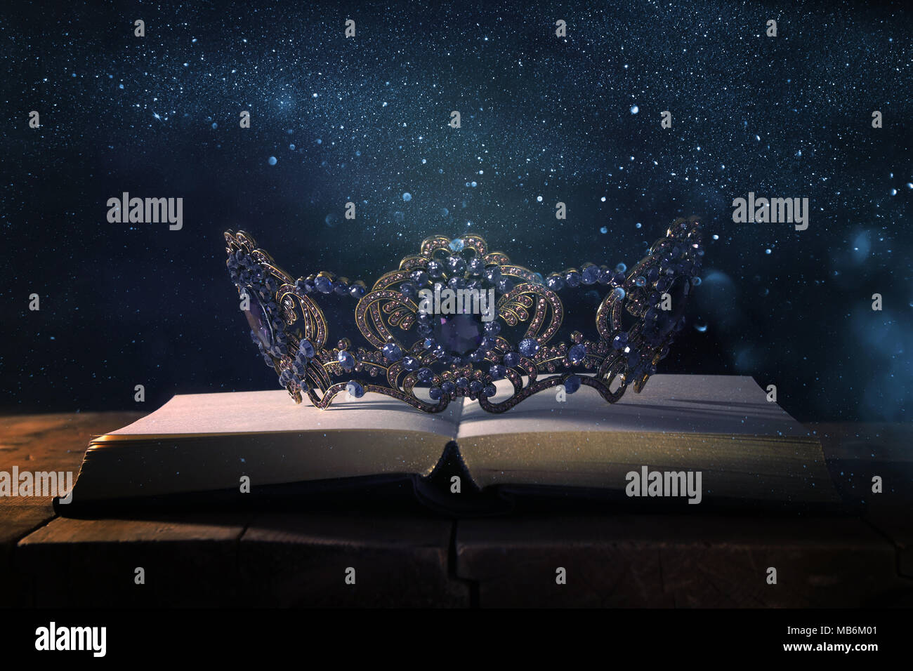 Tasto basso immagine di splendida queen/king crown su un tavolo di legno. vintage filtrato. fantasy periodo medievale Foto Stock