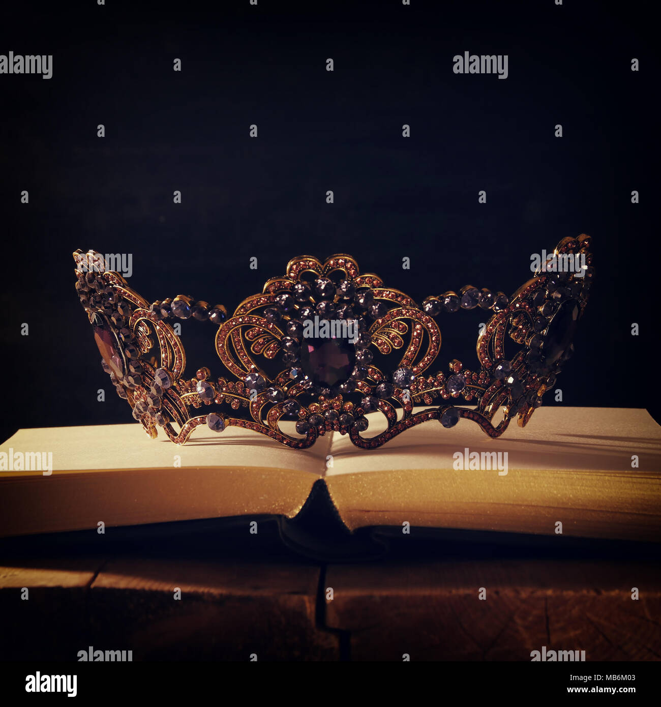 Tasto basso immagine di splendida queen/king crown su un tavolo di legno. vintage filtrato. fantasy periodo medievale Foto Stock