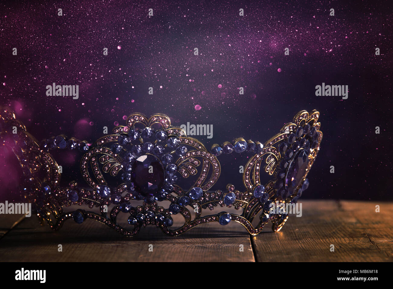 Tasto basso immagine di splendida queen/king corona. fantasy periodo medievale. Messa a fuoco selettiva Foto Stock