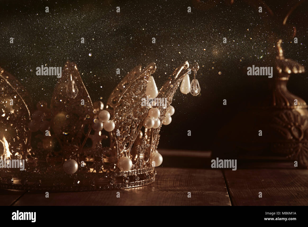 Tasto basso immagine di splendida queen/king corona. fantasy periodo medievale. Messa a fuoco selettiva Foto Stock
