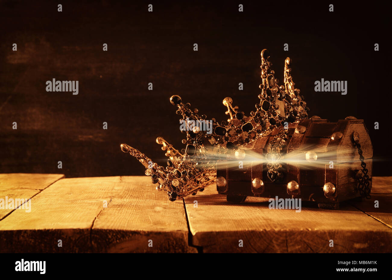 Tasto basso immagine di splendida queen/king corona. fantasy periodo medievale. Messa a fuoco selettiva Foto Stock